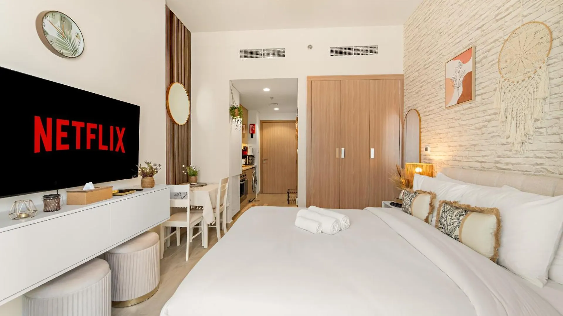 Studio With Pool, Gym, Bbq Area And Playground Dubai Apartment