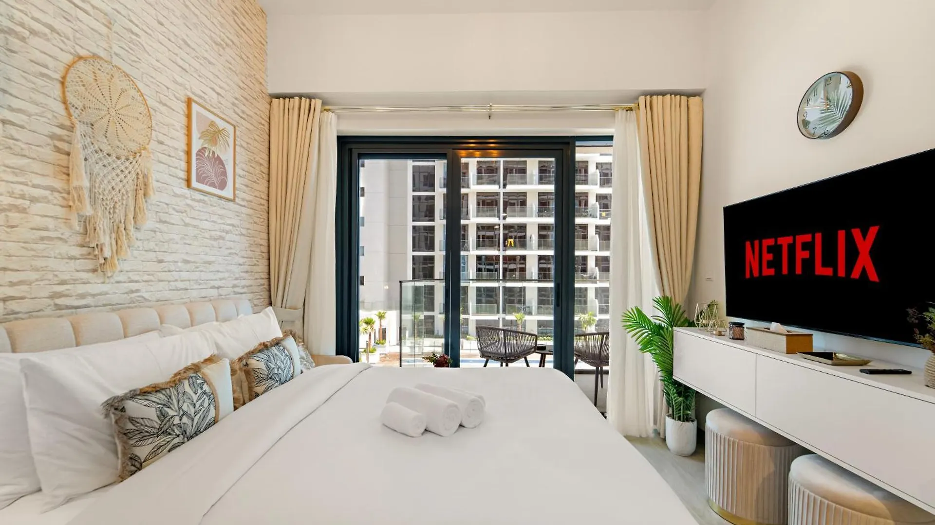 Studio With Pool, Gym, Bbq Area And Playground Dubai Apartment